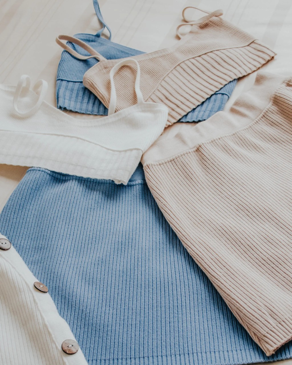 conjuntos de tric&ocirc; canelados da kauwela no azul branco e areia