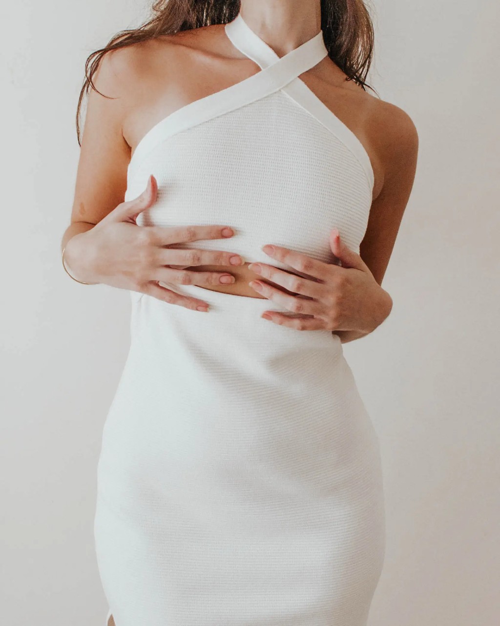 vestido midi de tric&ocirc; branco  canelado com recorte
