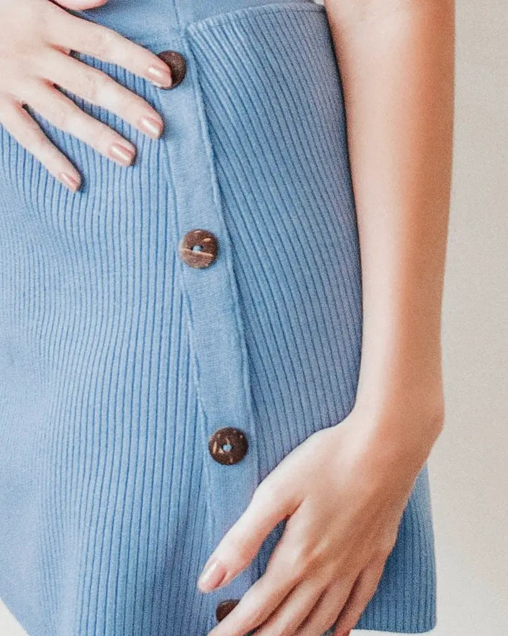 saia de tric&ocirc; azul canelada com bot&atilde;o de madeira