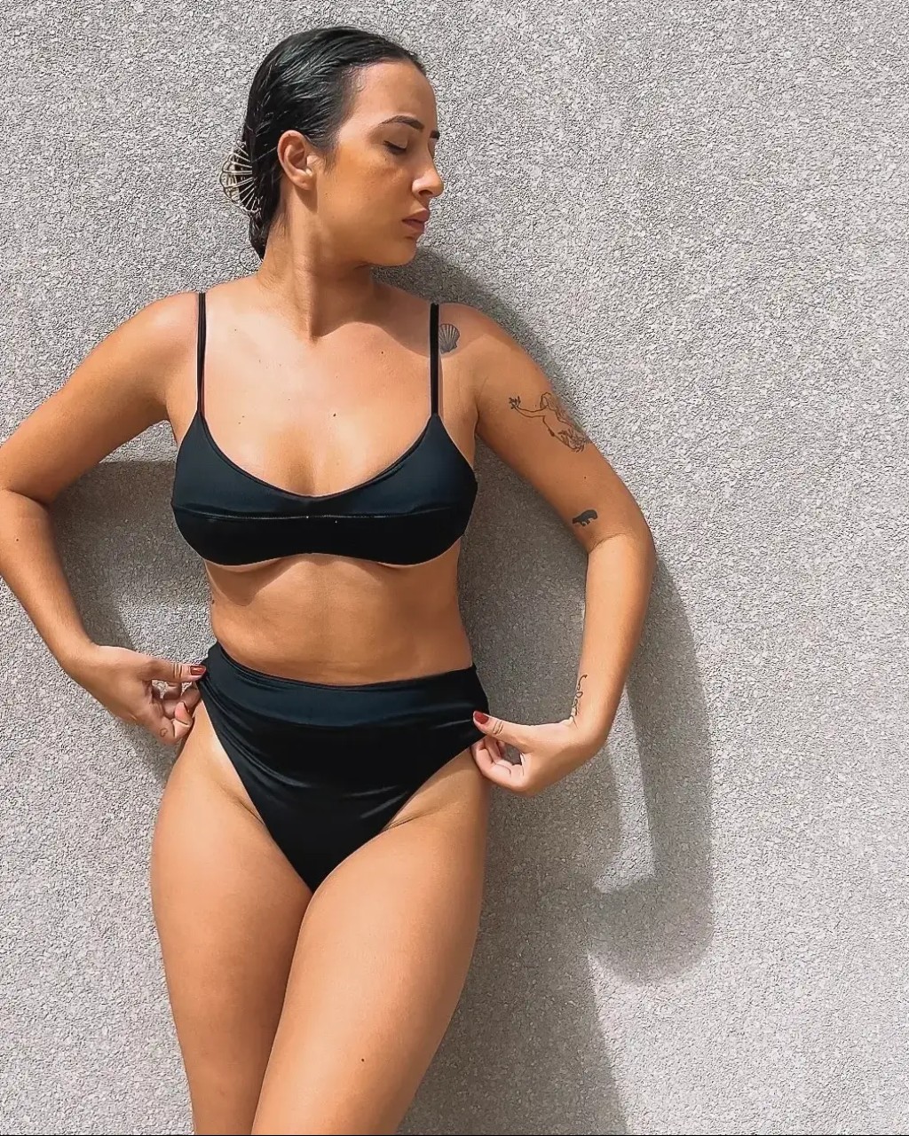 biquini top fechado com recorte e calcinha cintura alta