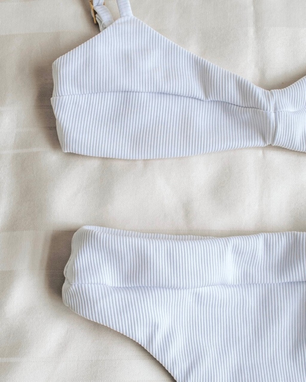 biquini branco canelado top fechado e calcinha de cintura alta