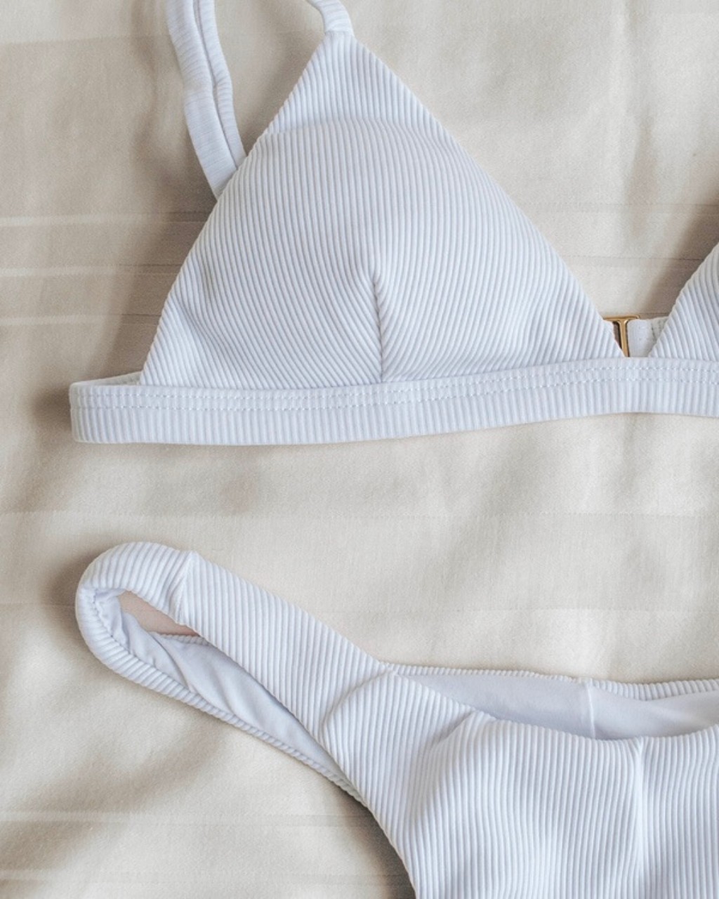 biquini branco canelado top triangulo e calcinha asa-delta