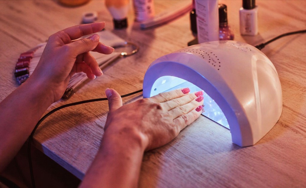 Curado de u&ntilde;as semipermanentes dentro de cabina.