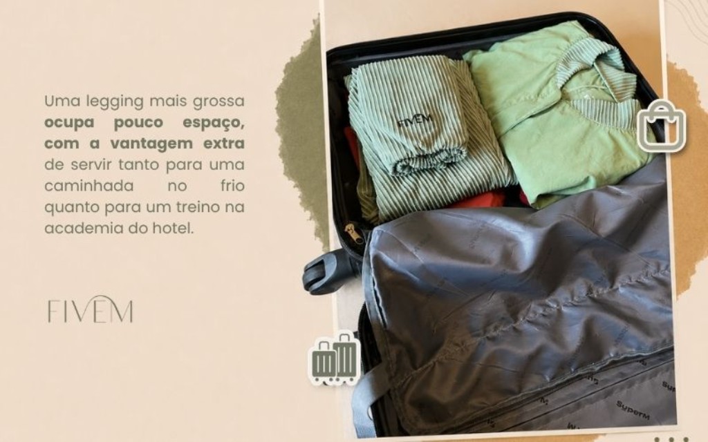 Seleção de roupas coringa da Fivem organizadas dentro de uma mala de mão pequena, destacando peças versáteis que funcionam tanto para passeio quanto para atividades físicas no inverno. Texto na imagem: Uma legging de gramatura maior ocupa pouco espaço, com a vantagem extra de servir tanto para uma caminhada no frio quanto para um treino na academia do hotel.