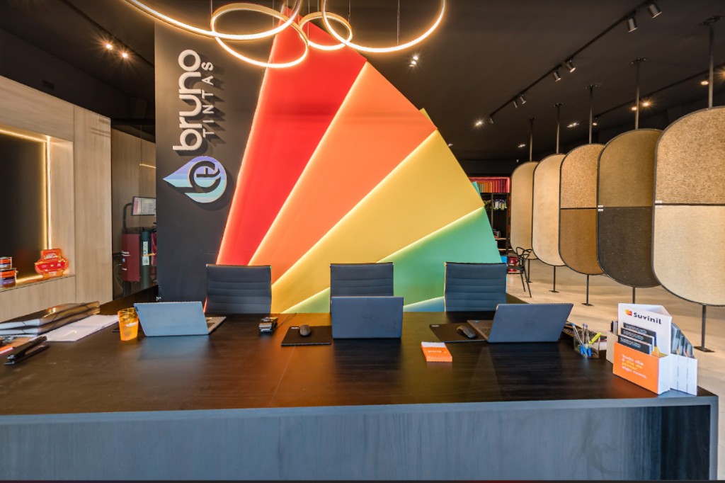 Imagem na horizontal da recepção da loja Bruno Tintas em Maringá, endereço Av. Colombo, 5027.