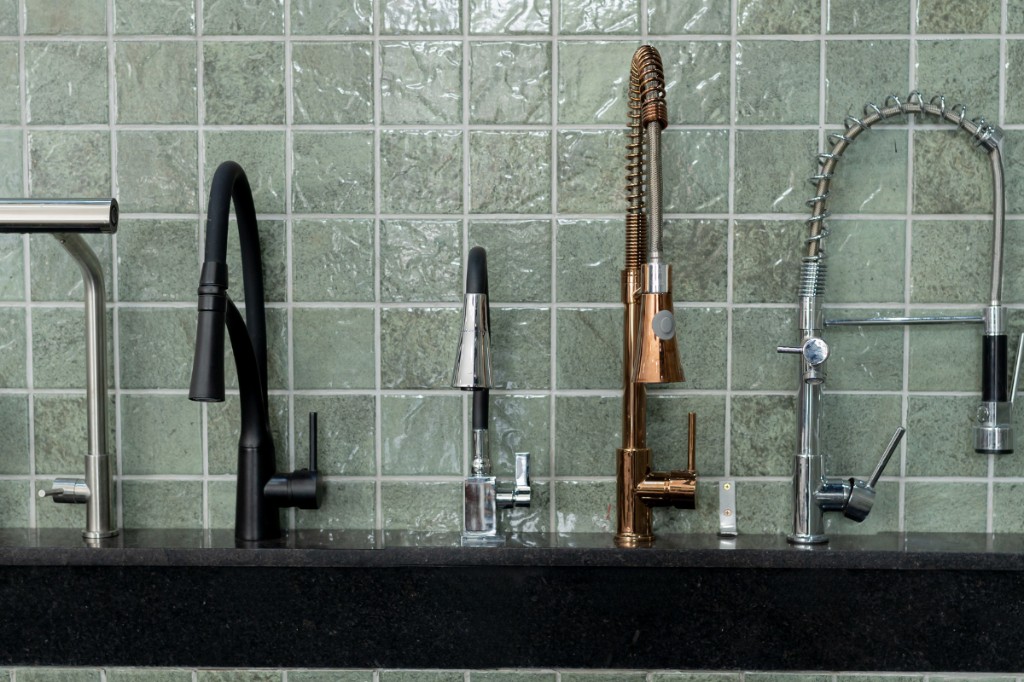 Imagem da área molhada com torneiras instaladas e funcionando. A área molhada é uma parte do showroom da Bruno Acabamentos em que os clientes podem testar a pressão, jatos e funcionamento de torneiras e duchas.