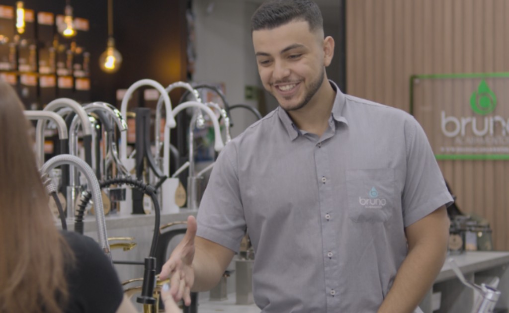 Foto de atendimento real na nossa loja 1 na Av. Alexandre Rasgulaeff, 1399. Venha experimentar nosso atendimento tamb&eacute;m!