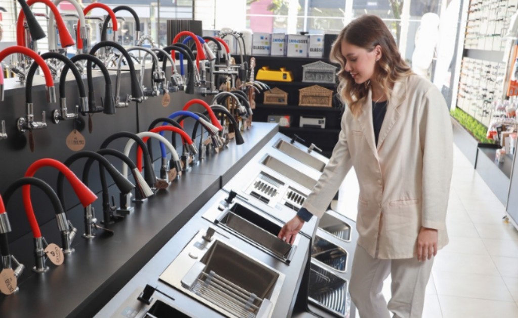 Cliente analisando uma combina&ccedil;&atilde;o de torneira flex&iacute;vel gourmet com cuba de cozinha