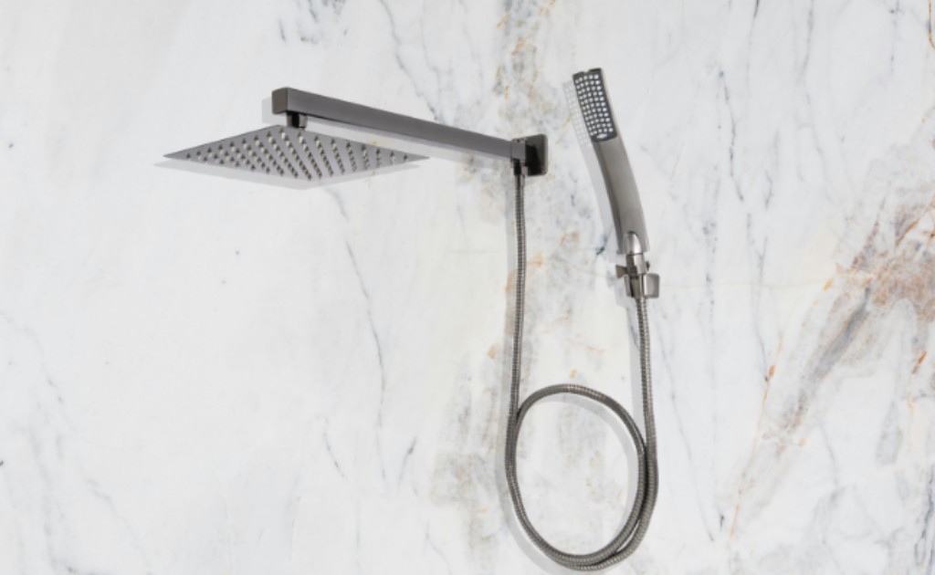 Ducha quadrada com desviador, ducha com chuveirinho para aquecimento solar ou a g&aacute;s.