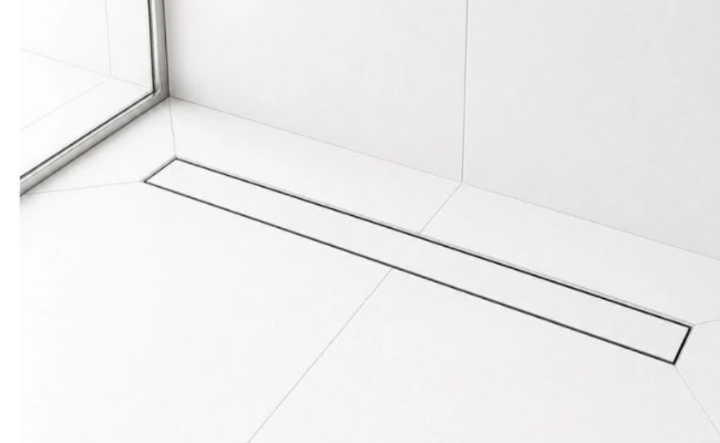 Ralo linear ambientado em um box de banheiro