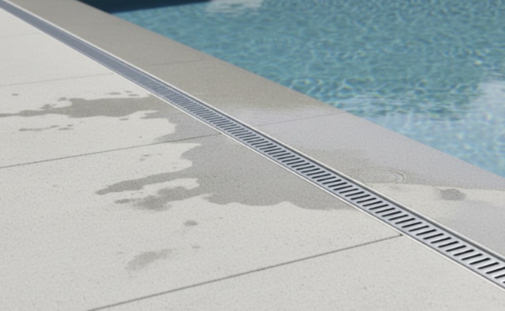 Imagem ilustrativa de um ralo linear para ser usado em &aacute;reas externas e com piscina. 
