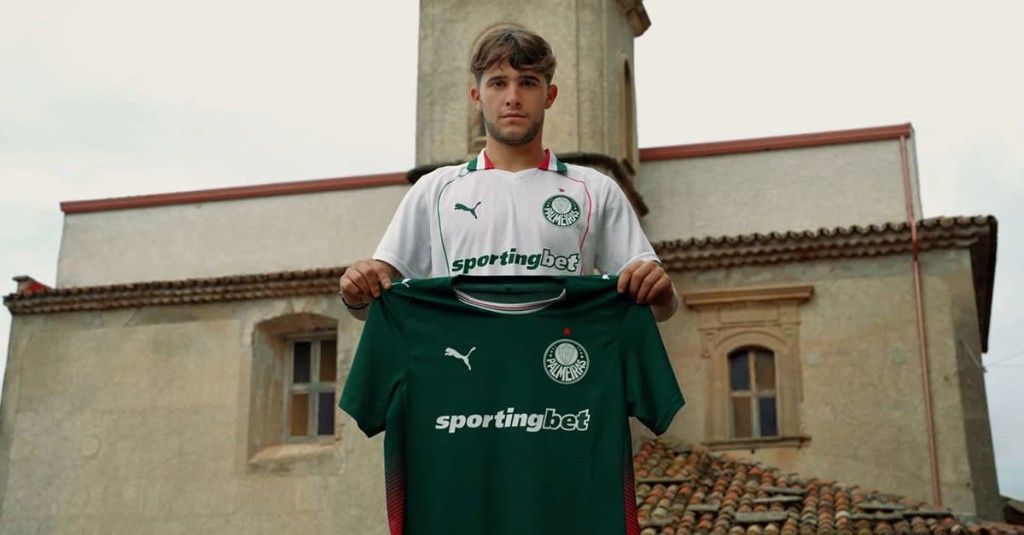 Puma lan&ccedil;a as novas camisas de 2026 do Palmeiras