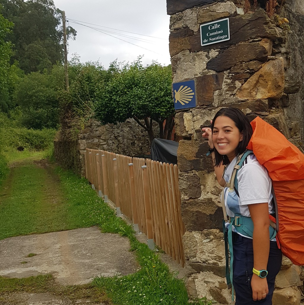 Josefina caminando en un pueblo del Camino de Santiago