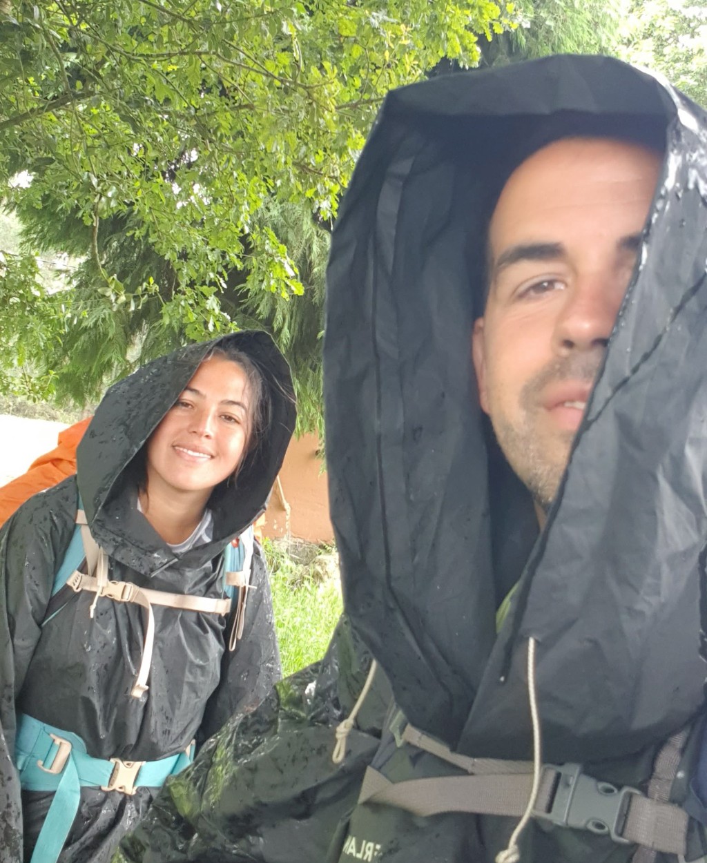 Josefina y Sebasti&aacute;n moj&aacute;ndose por la lluvia en el camino de santiago