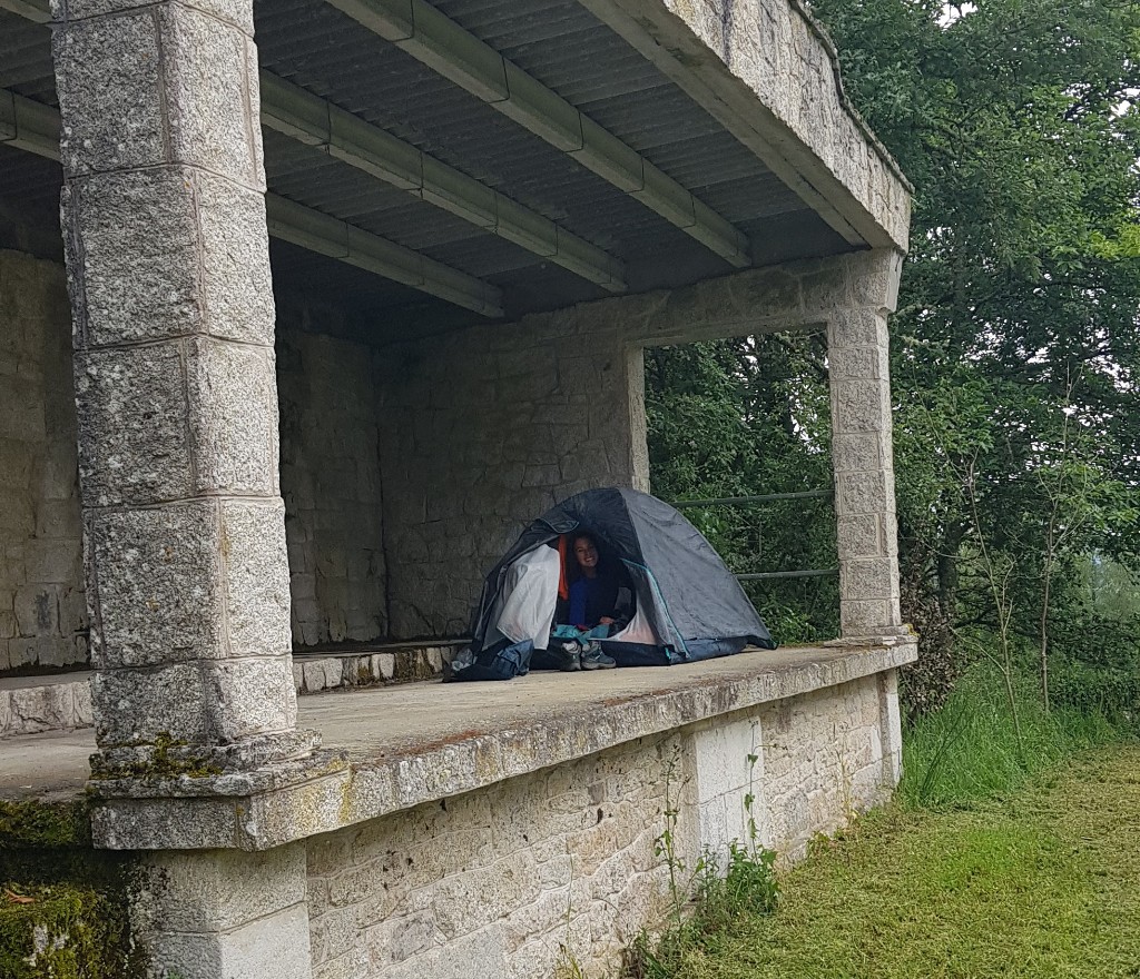 durmiendo en carpa en el camino de santiago