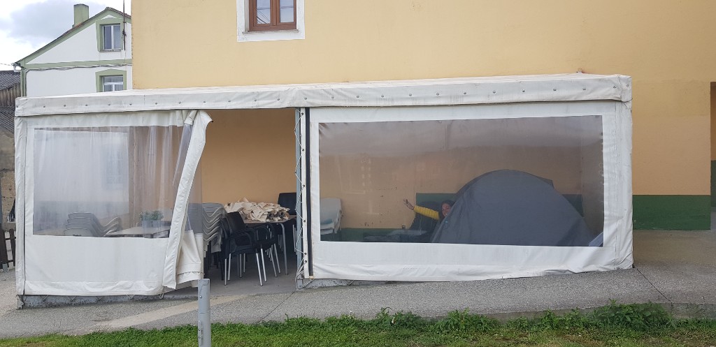 durmiendo en carpa en el camino de santiago