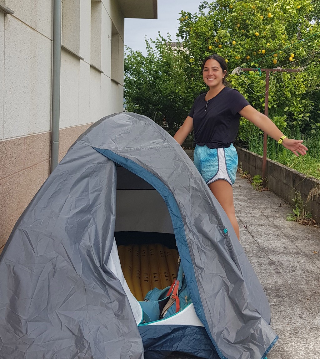 josefina en una carpa en el Camino de Santiago