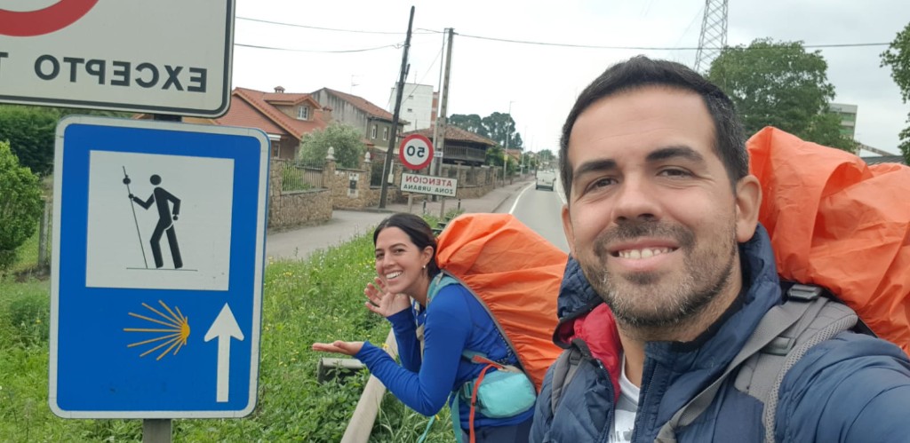 Josefina y sebastian mostrando las se&ntilde;ales del camino de santiago