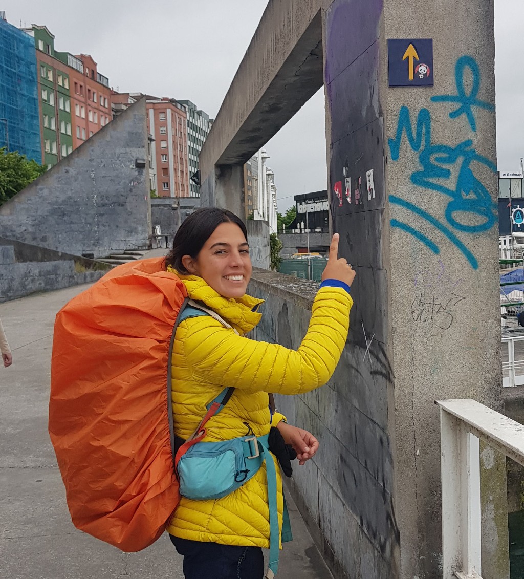 Josefina mostrando las se&ntilde;ales del camino de santiago