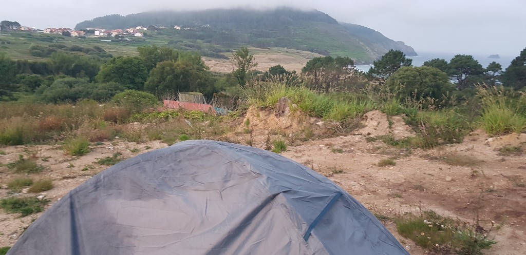 La carpa nuestra en una colina en Finisterre durante el camino de santiago