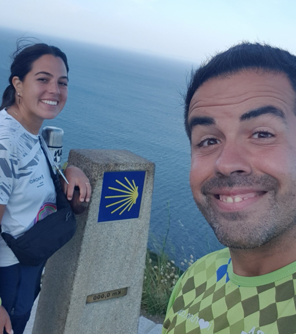 Josefina y sebastian en el km 0 en finisterre camino de santiago