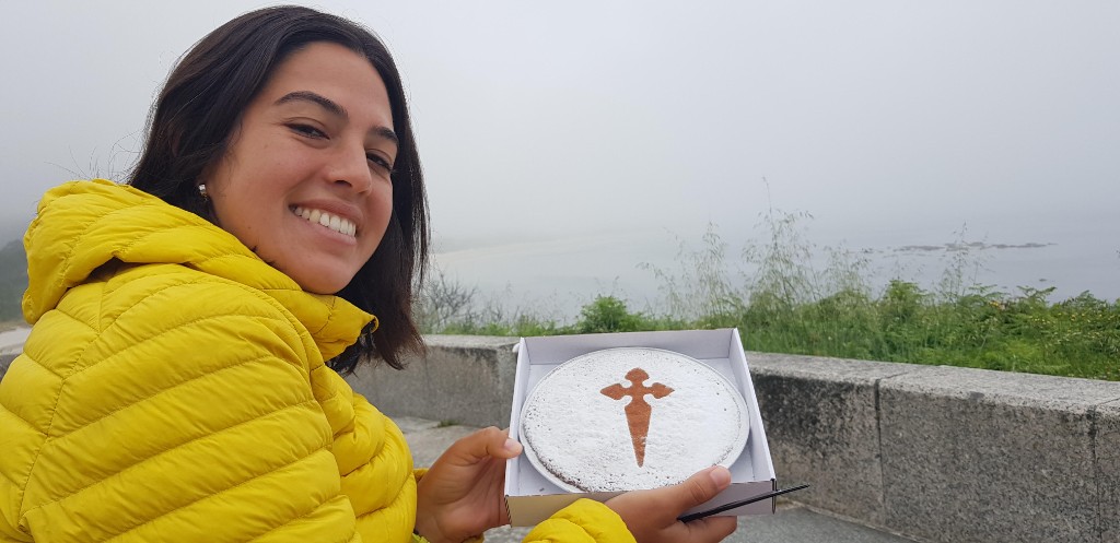 Josefina mostrando la tarta de santiago