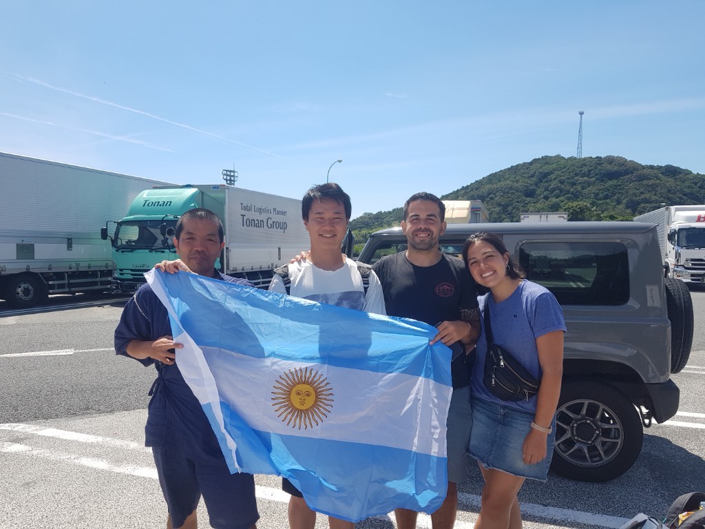 jap&oacute;n a dedo con la bandera argentina