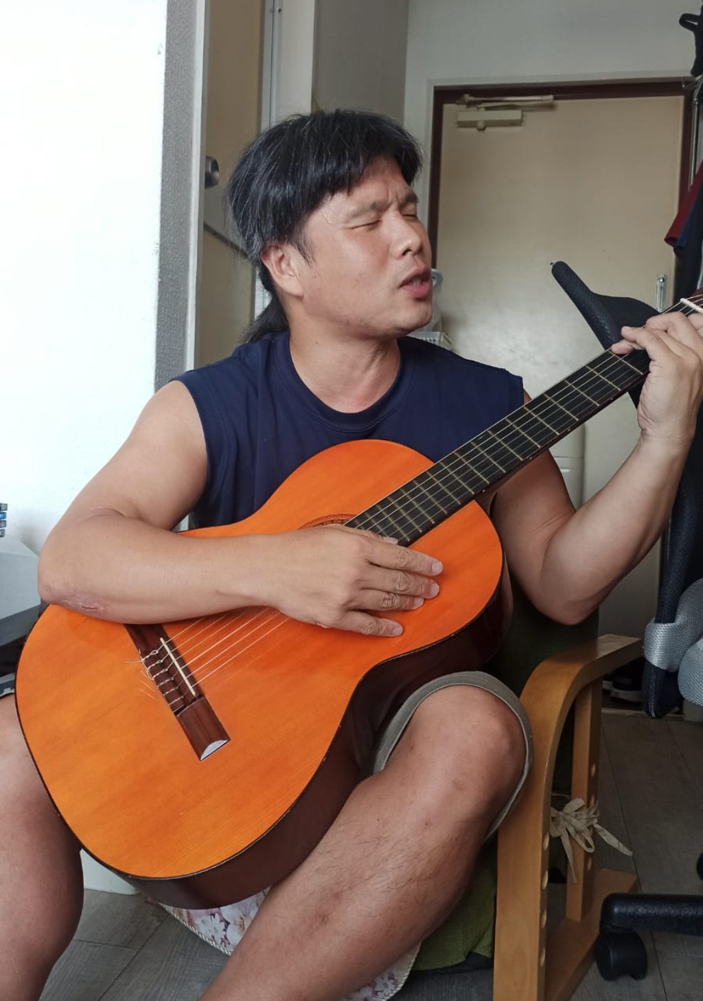 Japones tocando la guitarra