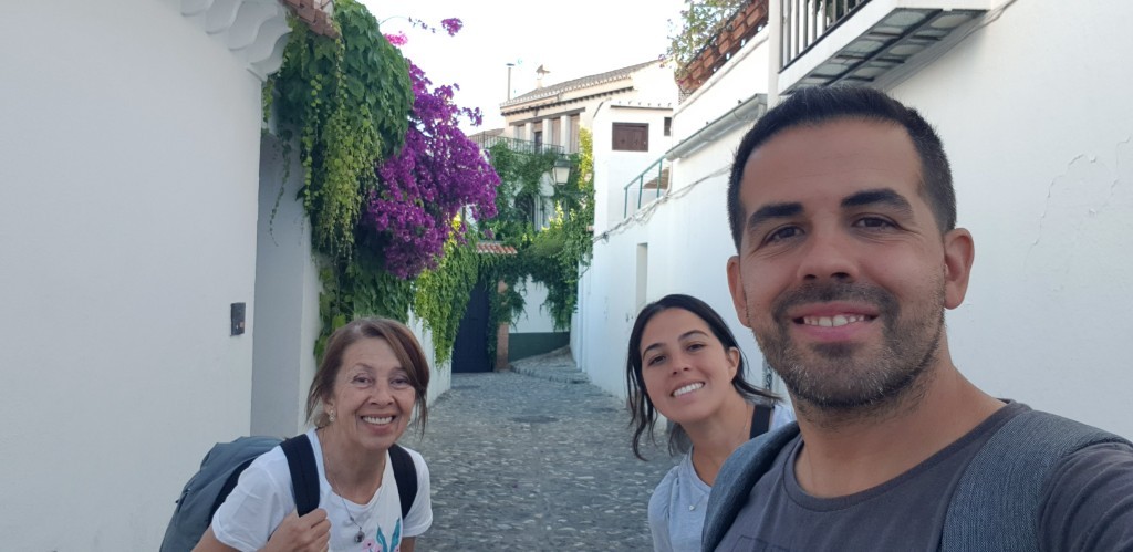 Calles empedradas del Barrio de Albaicin en Granada