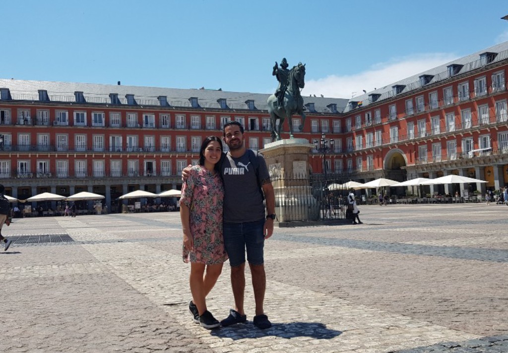 Gente paseando por la Plaza Mayor de Madrid España