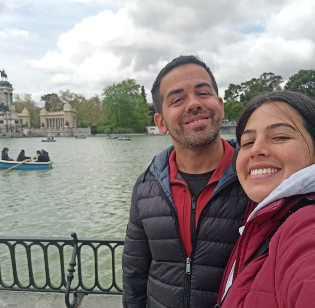 Gente paseando por parque del retiro