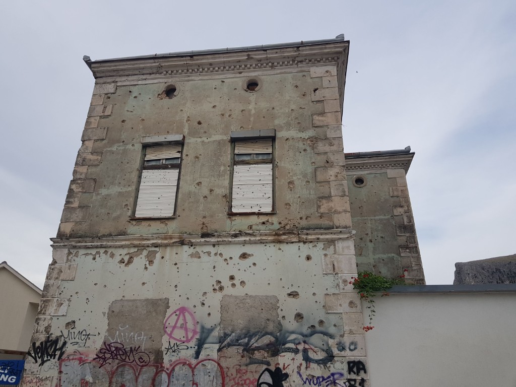 edificios rotos en Bosnia y Herzegovina