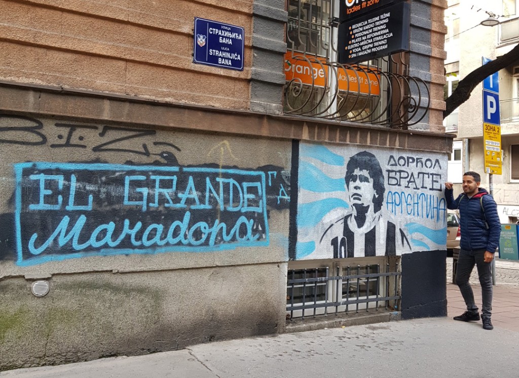cartel de maradona en calles de belgrado