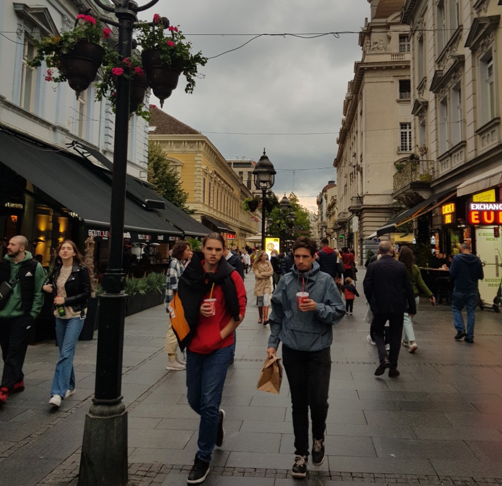 paseando por las calles de belgrado en serbia