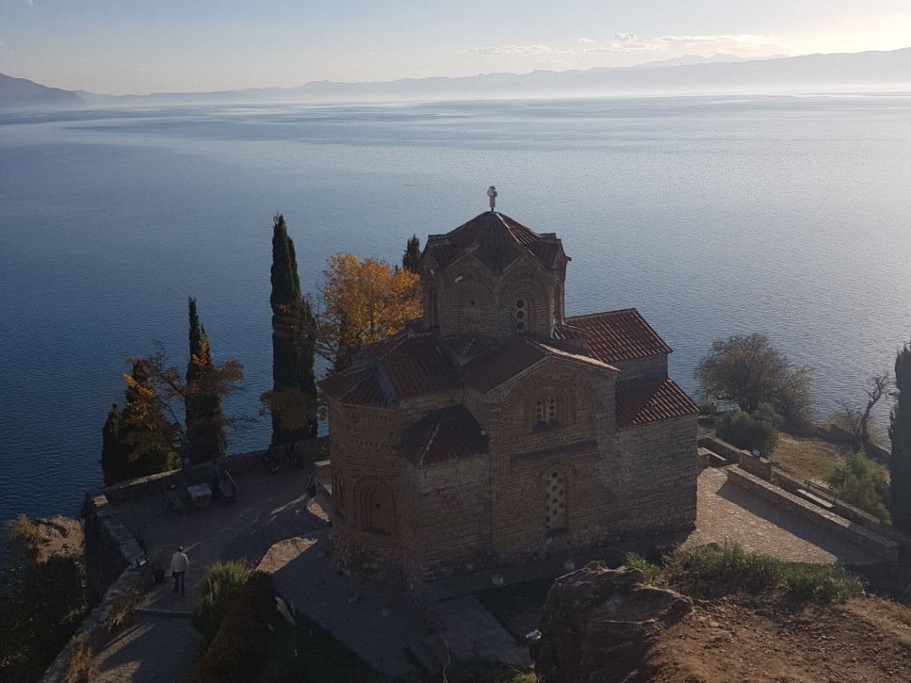 iglesia frente al lago ohrid.jpg