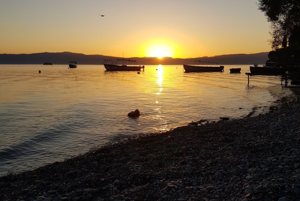atardecer en el lago ohrid.jpg