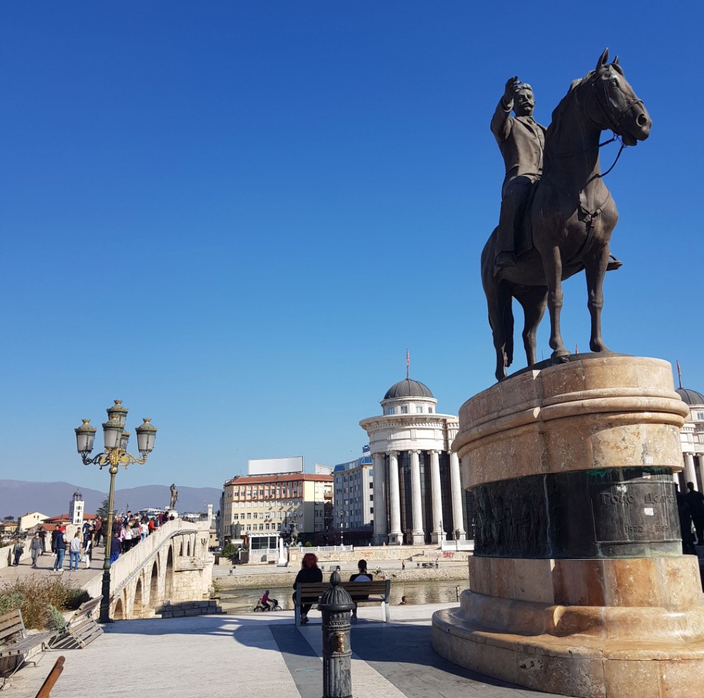 plaza principal de Skopje con la estatua de Alejandro Magno
