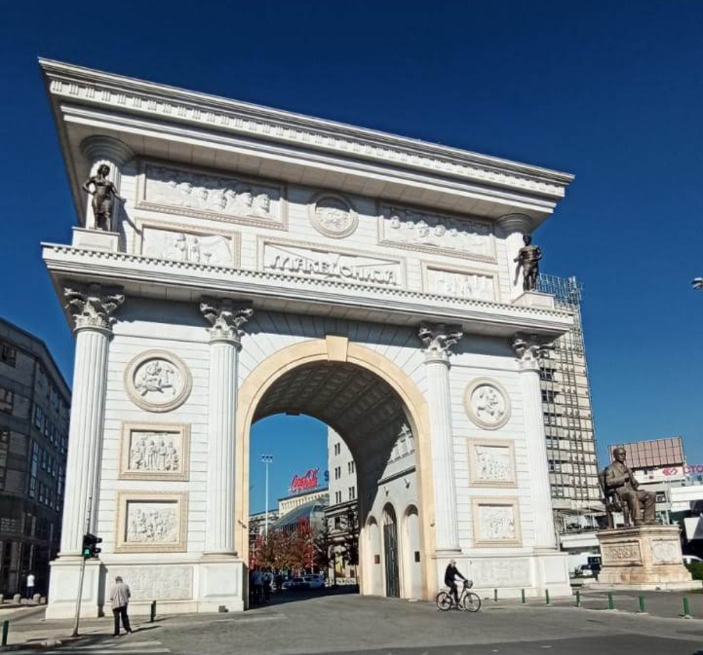 puerta de macedonia.jpg