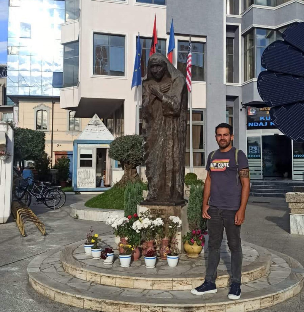 estatua madre teresa en macedonia del norte.jpg