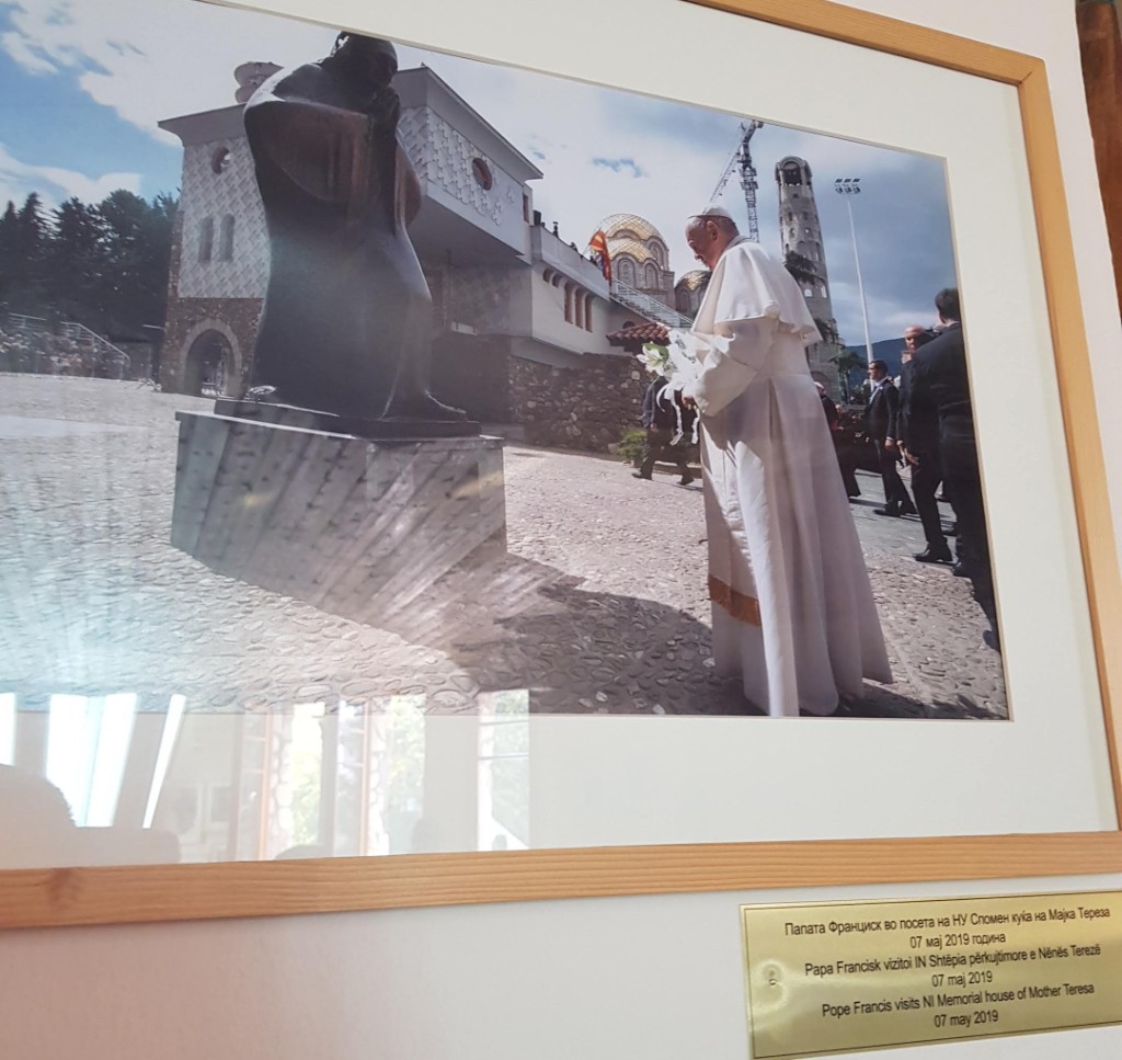 cuadro de bergoglio con maria teresa de calcuta.jpg