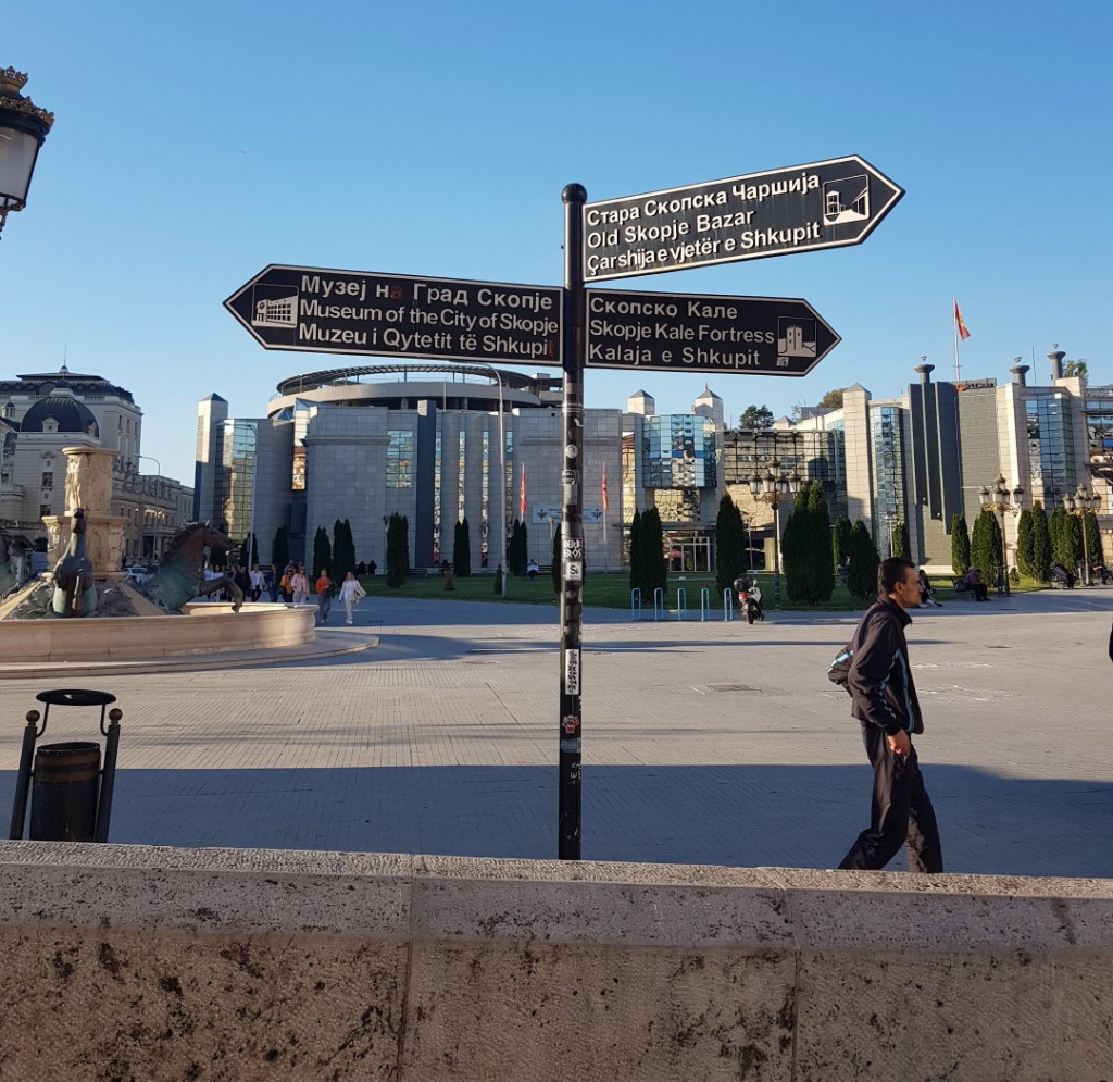 carteles con palbras escritas en cir&iacute;lico en Skopje capital de Macedonia del Norte