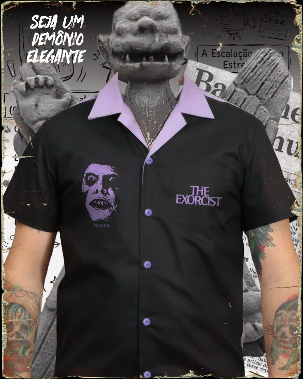 Uma imagem de colagem em estilo "caderno de recortes" com uma moldura r&uacute;stica, em tons de dourado e preto, apresenta uma camisa de manga curta preta com gola alta e bot&otilde;es roxos, no centro. A camisa apresenta uma face deformada e texturizada de Pazuzu (dem&ocirc;nio da Mesopot&acirc;mia) em roxo escuro, acima da qual est&aacute; o texto "THE EXORCIST" em letras mai&uacute;sculas, tamb&eacute;m em roxo escuro, no bolso esquerdo do peito. No peito direito da camisa, h&aacute; a inscri&ccedil;&atilde;o "VUDU CO.". Os bra&ccedil;os de um homem, com tatuagens coloridas vis&iacute;veis, est&atilde;o posicionados em cada lado da camisa. A colagem sobrep&otilde;e a camisa sobre um fundo de recortes de jornal em preto e branco com texto em portugu&ecirc;s e imagens, como "SEJA UM DEM&Ocirc;NIO ELEGANTE", uma c&acirc;mera de cinema, um p&eacute; de Pazuzu e o t&iacute;tulo "A Escalada de um Est&uacute;dio". A colagem tem uma textura envelhecida e desgastada, com uma borda irregular.