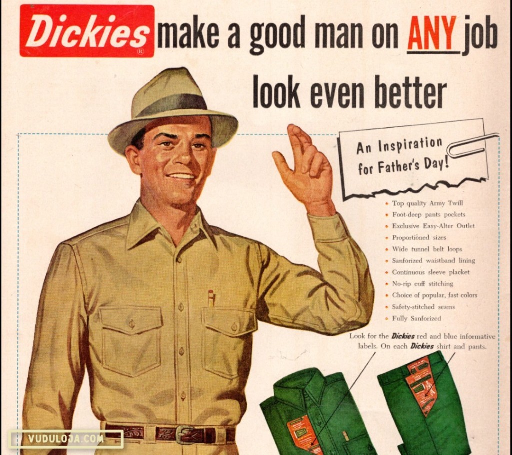 An&uacute;ncio antigo em revista da marca Dickies onde uma ilustra&ccedil;&atilde;o colorida de um homem vestindo uma work shirt e cal&ccedil;a na cor caqui, acena no canto direito da p&aacute;gina, enquanto do lado esquerdo, outras pe&ccedil;as de roupas de trabalho est&atilde;o dobradas e com textos explicativos das descri&ccedil;&otilde;es das pe&ccedil;as.