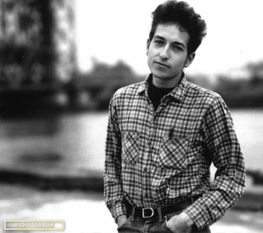 Imagem em preto e branco do cantor Bob Dylan vestindo uma camisa work xadrez