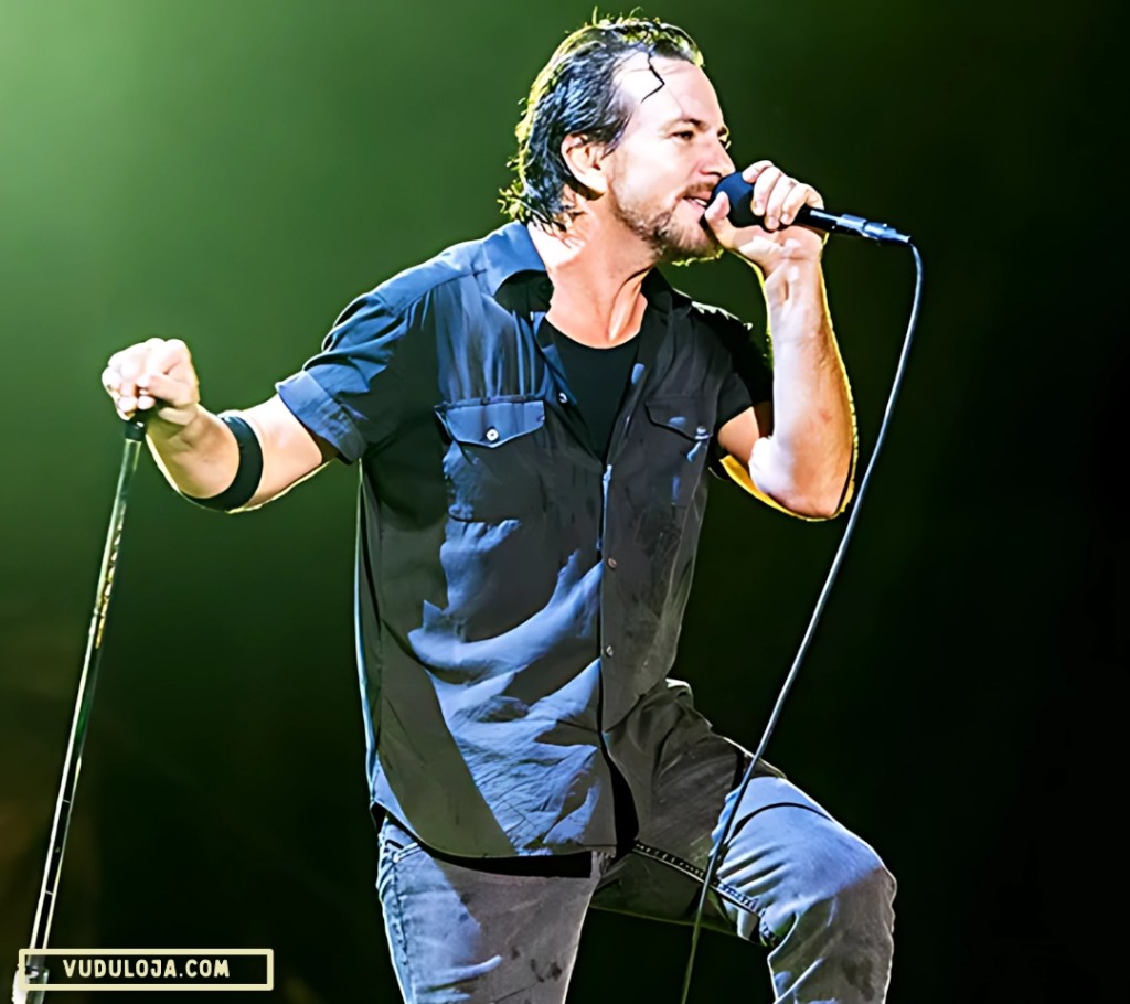 Foto do cantor Eddie Vedder no palco, vestindo uma camisa work azul.
