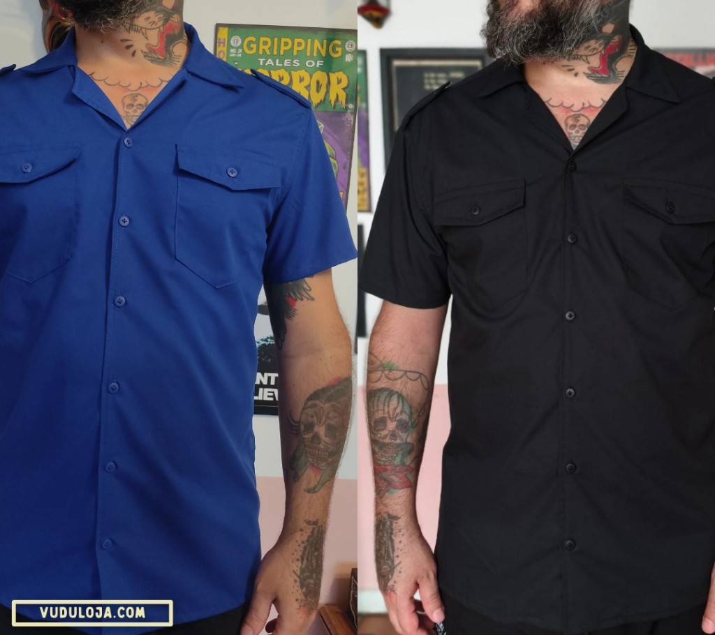 Montagem lateral mostrando dois &acirc;ngulos de um homem vestindo camisas de estilo work shirt, de manga curta, uma azul e outra preta, com bolsos frontais e martingale nos ombros.
