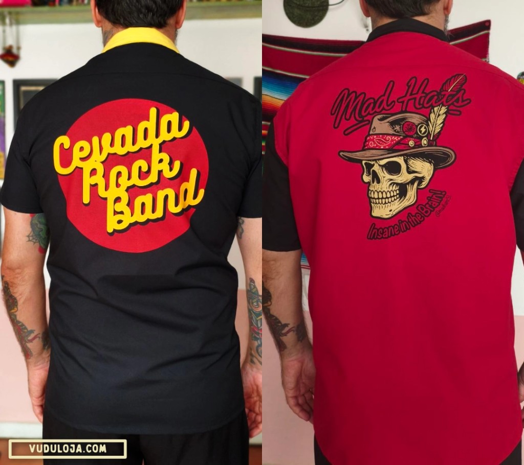 Montagem lateral mostrando as costas de duas camisas personalizadas: &agrave; esquerda, uma camisa preta com o logo circular "Cevada Rock Band"; &agrave; direita, uma camisa bord&ocirc; com uma ilustra&ccedil;&atilde;o de caveira usando chap&eacute;u e o nome "Mad Hats"
