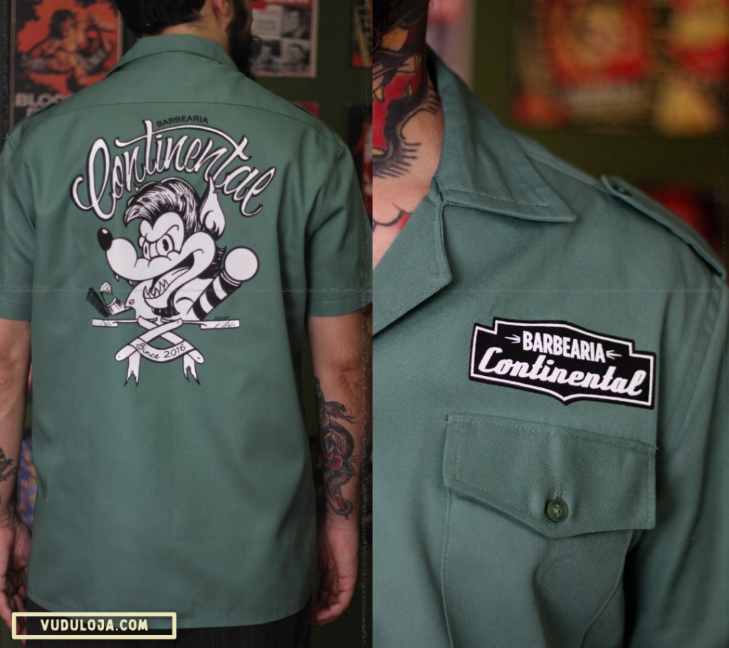 Montagem lateral de uma camisa work shirt verde musgo personalizada para a Barbearia Continental: &agrave; esquerda, as costas da camisa com uma estampa de lobo estilizado e navalhas; &agrave; direita, detalhe do bolso frontal com um patch bordado da marca.