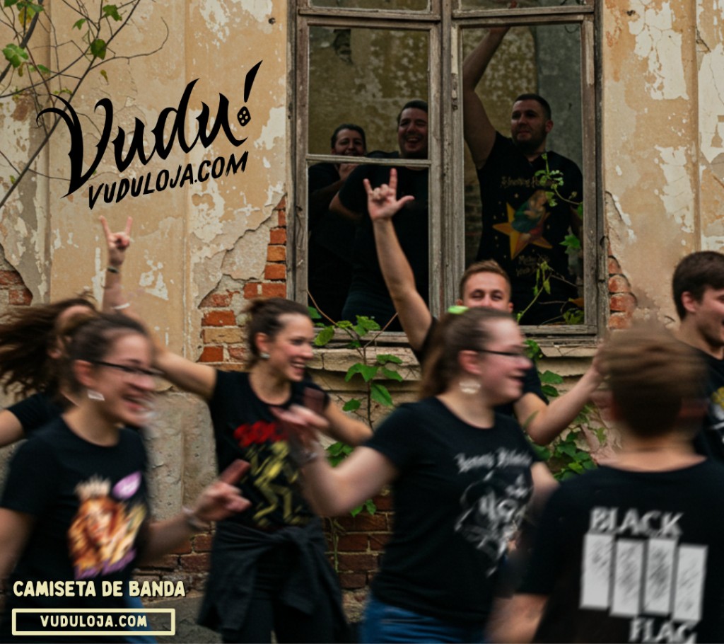 Foto de v&aacute;rias pessoas em movimento, como se estivessem dan&ccedil;ando, todas vestindo camiseta preta de banda em frente a uma casa antiga e em ruinas, no canto inferior o texto CAMISETA DE BANDA