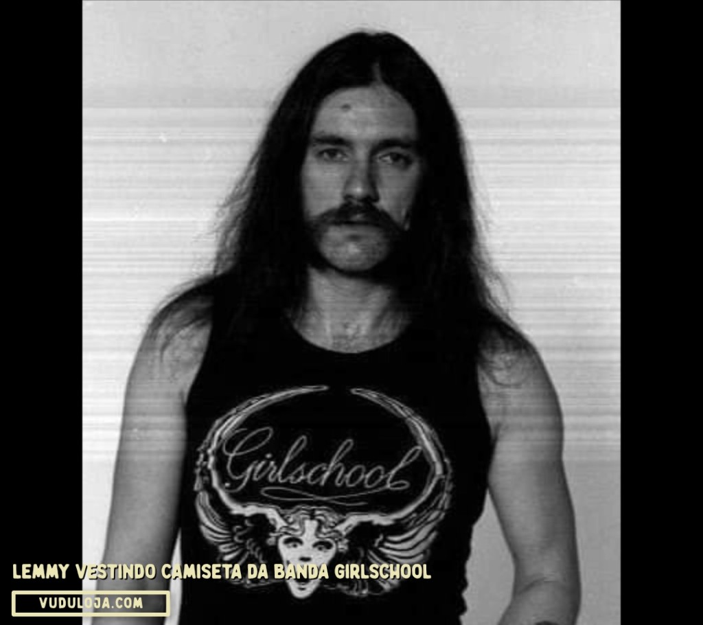 Foto em preto e branco do cantor Lemmy Kilmister vestindo camiseta da banda Girlschool